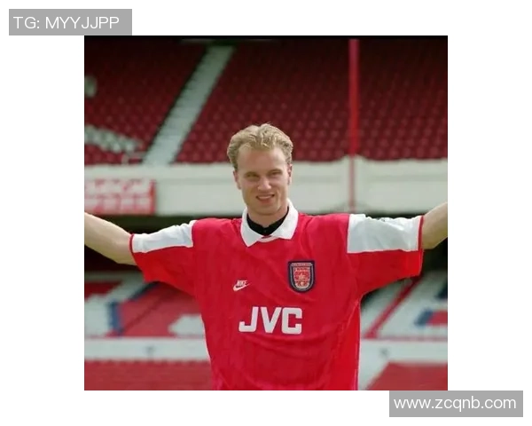 足球明星荣耀时刻红色奖杯背后的故事与传奇